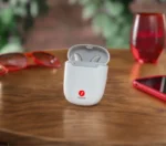 Hörgerät Signia Pure Charge&Go MaX auf einem Holztisch, Göldi Hörberatung
